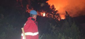 Ministria e Mbrojtjes zbardh operacionin në malin e Krujës: Mbi 280 efektivë, helikopterë dhe dronë në luftë me flakët