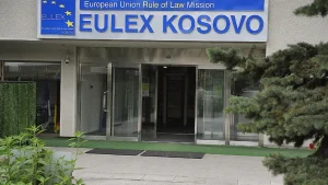 Historiani britanik pas vendimit të Hagës: Kosova të rishikojë raportin me misionet ndërkombëtare