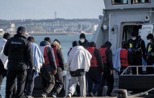 Qindra migrantë të kthyer nga Britania zhduken në Francë