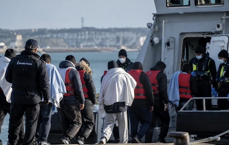 Qindra migrantë të kthyer nga Britania zhduken në Francë