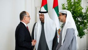 Presidenti Bajram Begaj zhvilloi vizitën e parë zyrtare të një kreu të shtetit shqiptar në Emiratet e Bashkuara Arabe, ku u prit nga Sheiku Mohamed bin Zayed Al Nahyan. Takimi rikonfirmoi angazhimin e dy vendeve për forcimin e partneritetit politik dhe ekonomik, si edhe për zgjerimin e bashkëpunimit në fusha me interes të përbashkët.  Gjatë bisedimeve në Abu Dhabi, Begaj falënderoi Emiratet për mbështetjen që i kanë dhënë Shqipërisë dhe shqiptarëve në momente të vështira, duke kujtuar ndihmën gjatë luftës në Kosovë, pas tërmetit të vitit 2019 dhe pas sulmit kibernetik të vitit 2022.  Një nga temat kryesore të takimit ishte bashkëpunimi ekonomik. Presidenti u shpreh se hapja e Ambasadës së Emirateve të Bashkuara Arabe në Tiranë do t’i japë një shtysë të re marrëdhënieve mes dy vendeve, ndërsa ftoi investitorët emiratas të zgjerojnë praninë e tyre në Shqipëri, veçanërisht në infrastrukturë, energji, inovacion, turizëm dhe sektorë të tjerë strategjikë.   Dy presidentët diskutuan edhe për zhvillimet rajonale e ndërkombëtare, duke vlerësuar bashkëpunimin mes dy vendeve në mbështetje të paqes, sigurisë dhe zhvillimit.  Gjatë vizitës në Abu Dhabi, Begaj zhvilloi takime edhe me Princin e Kurorës, Sheikh Khaled bin Mohamed bin Zayed Al Nahyan, si dhe me Zëvendëspresidentin e Emirateve të Bashkuara Arabe, Sheikh Mansour bin Zayed Al Nahyan.