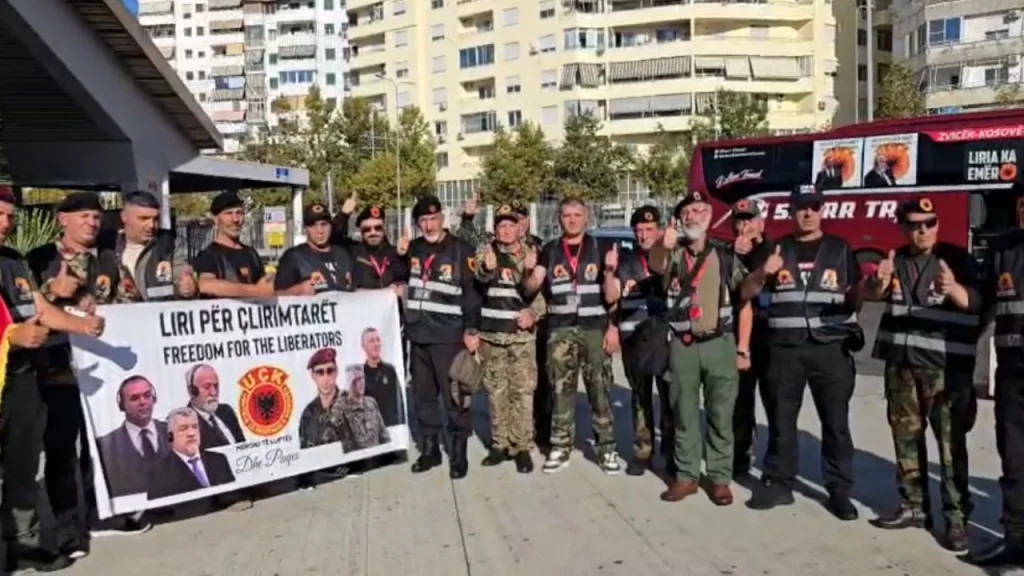 Me uniforma dhe simbole të UÇK-së, ish-luftëtarët mbërrijnë në Portin e Durrësit