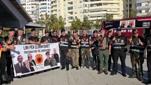 Me uniforma dhe simbole të UÇK-së, ish-luftëtarët mbërrijnë në Portin e Durrësit
