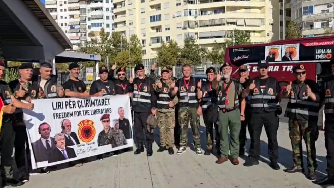 Me uniforma dhe simbole të UÇK-së, ish-luftëtarët mbërrijnë në Portin e Durrësit