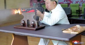 Kim Jong-un kërkon përdorimin e inteligjencës artificiale në armë dhe rritjen e prodhimit ushtarak