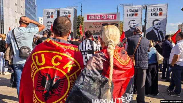 “Në emër të popullit, shpallen të PAFAJSHËM”, qindra qytetarë në Prishtinë presin verdiktin