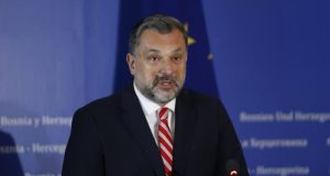 Bosnja tërheq pothuajse të gjithë stafin e ambasadës nga Serbia pas nderimeve për Ratko Mlladiçin