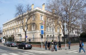 Hungaria dëbon 10 diplomatë rusë, Moska paralajmëron përgjigje “të ashpër dhe të dhimbshme”