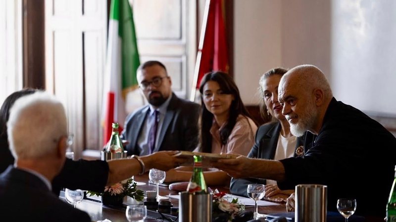 Rama viziton Katedrën e Gjuhës Shqipe në Napoli: Të krijojmë një rrjet të strukturuar bashkëpunimi