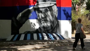 BE paralajmëron Serbinë për funeralin e Mladiçit: Mund të ndikojë në rrugën drejt anëtarësimit