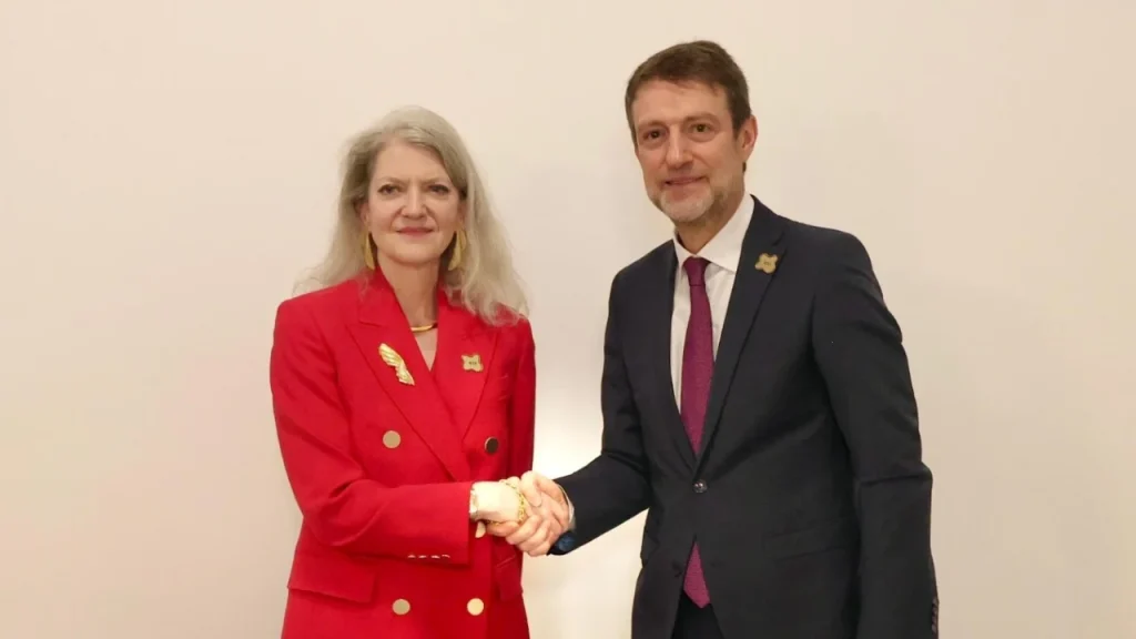 Hoxha takim me zyrtaren e lartë amerikane në Bled: Shqipëria dhe SHBA të bashkuara nga një partneritet strategjik