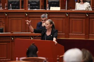 Ministrja Ismaili, Berishës: Shqiptarët nuk e harrojnë SHIK-un tuaj dhe Gazideden, sot askush nuk ka imunitet përpara drejtësisë