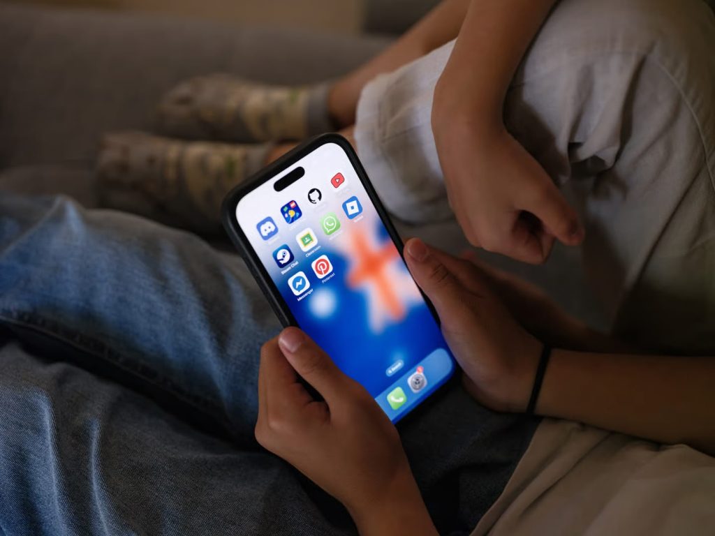 BE përgatit ligjin për mbrojtjen e fëmijëve online, do të caktohet moshë minimale për rrjetet sociale