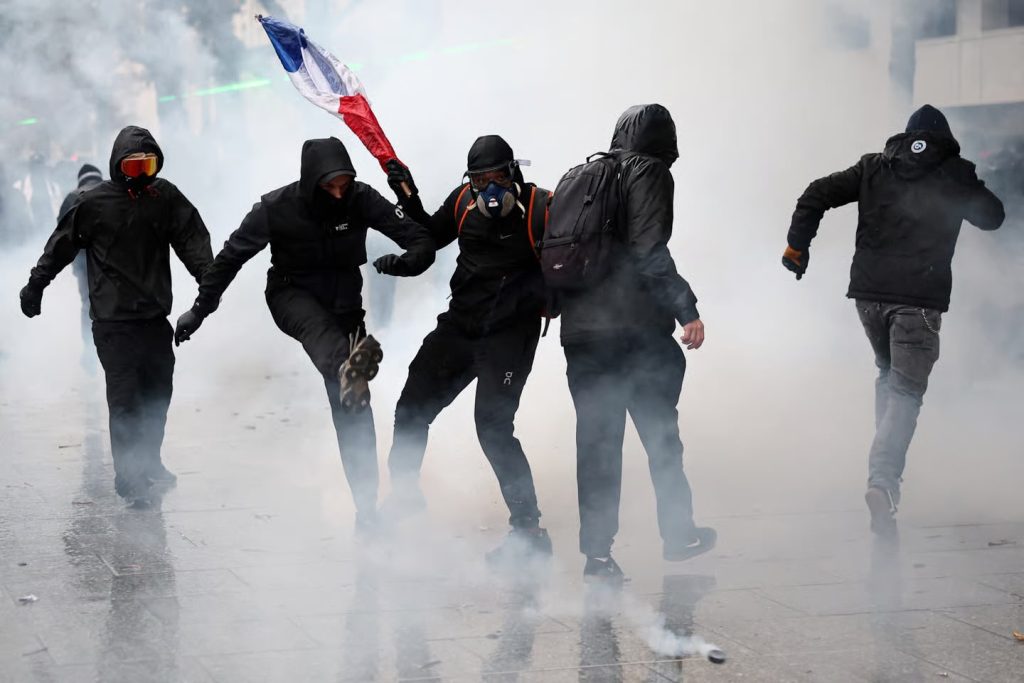 Protestat forcojnë Le Pen dhe Mélenchon, qendra franceze në vështirësi