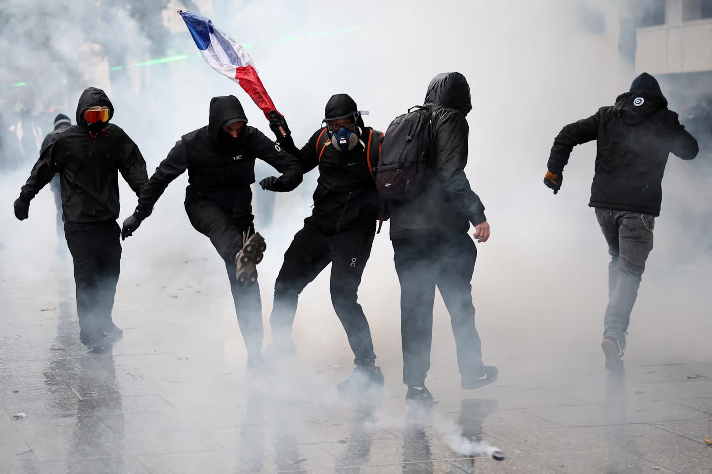 Protestat forcojnë Le Pen dhe Mélenchon, qendra franceze në vështirësi
