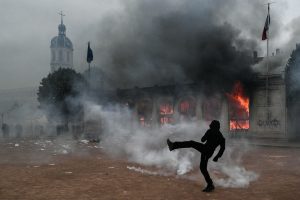 Macron premton ‘transparencë të plotë’ në Francë, ndërsa vendi është përfshirë nga trazirat