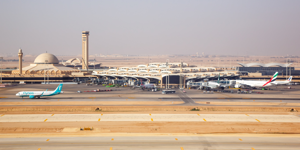 Sulmohet aeroporti i Riadit/ Dhjetëra të plagosur në Arabinë Saudite, anulohen fluturimet