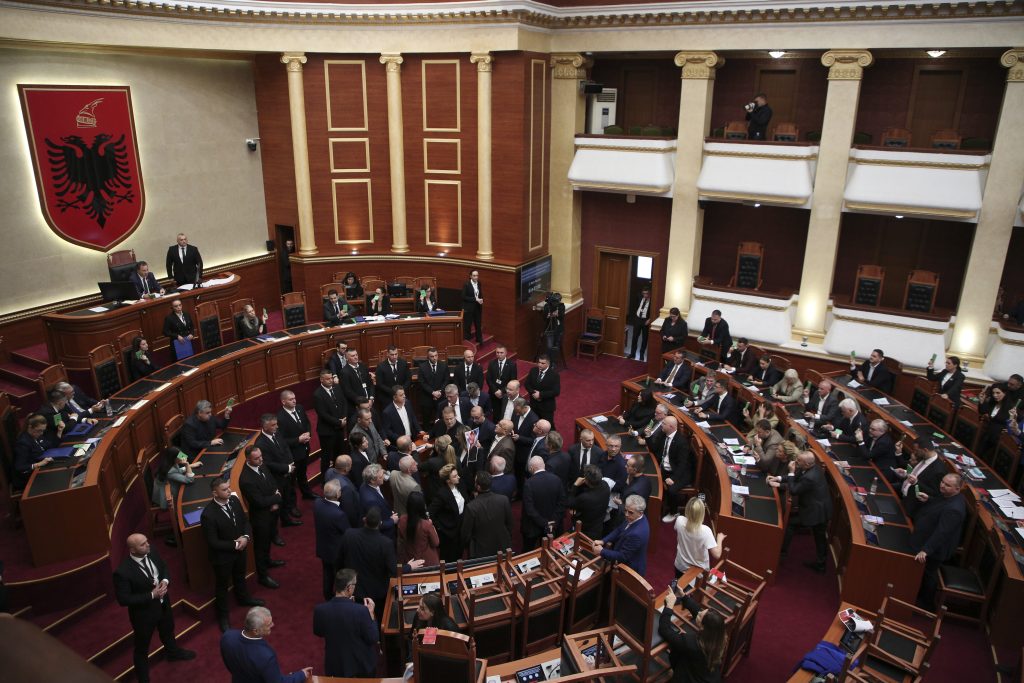 “Na kanë fyer dhe sulmuar fizikisht”, PS kërkon përjashtim nga Kuvendi për 20 deputetë të PD