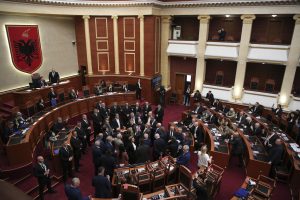 “Na kanë fyer dhe sulmuar fizikisht”, PS kërkon përjashtim nga Kuvendi për 20 deputetë të PD