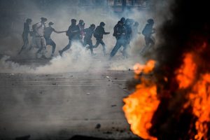 Nga Parisi në Tiranë, arsyet e valës së protestave të të rinjve evropianë
