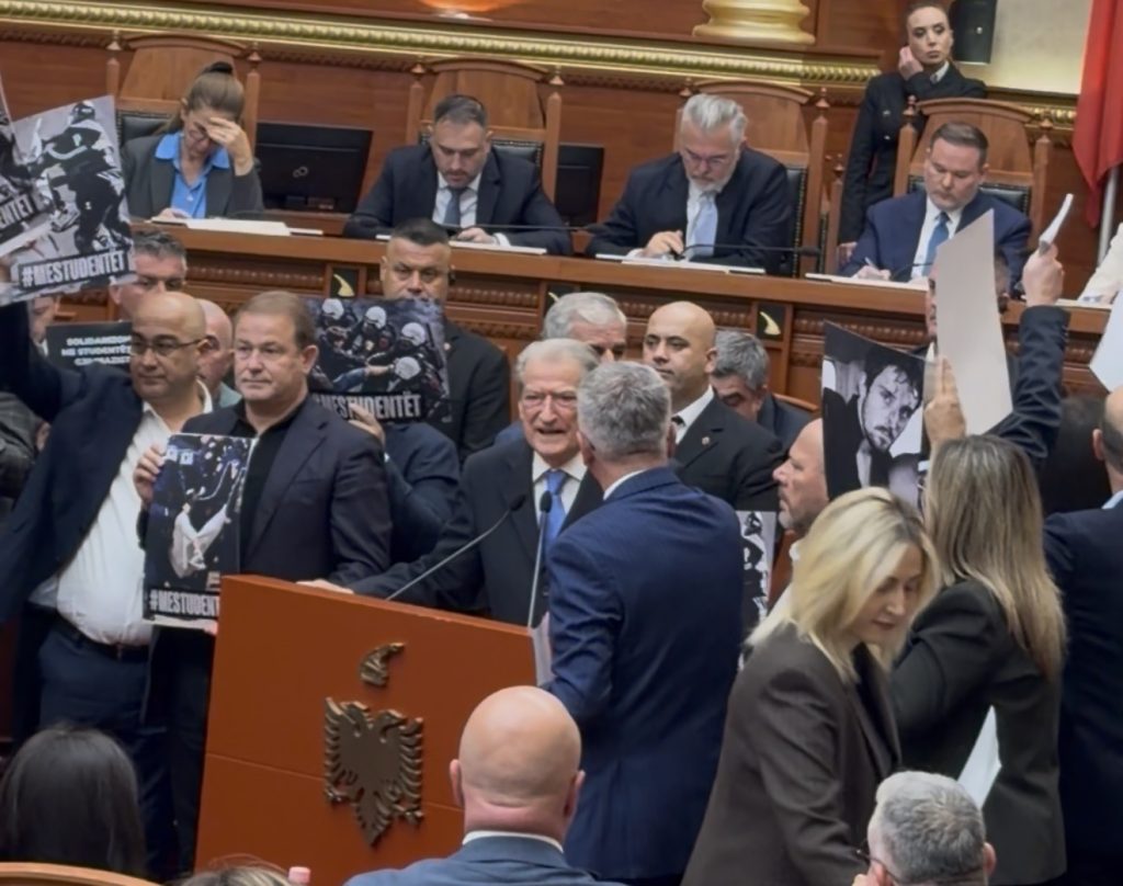 Berisha bën thirrje për dhunë në Kuvend: T’i thyhen kockat deputetëve të PS! Peleshi i heq fjalën