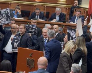 Berisha bën thirrje për dhunë në Kuvend: T’i thyhen kockat deputetëve të PS! Peleshi i heq fjalën