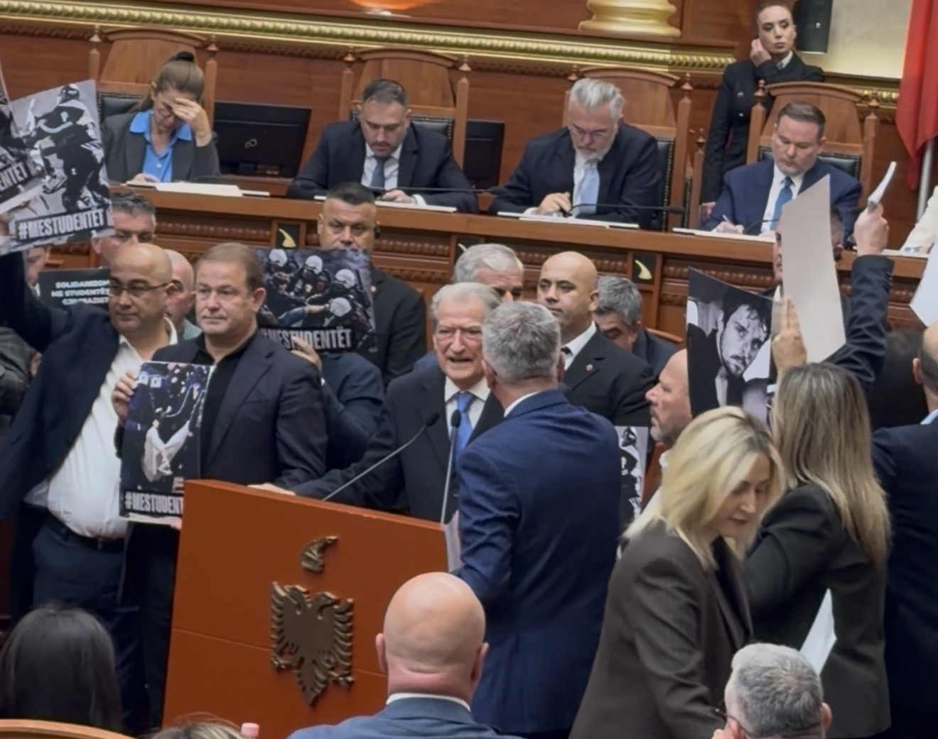 Berisha bën thirrje për dhunë në Kuvend: T’i thyhen kockat deputetëve të PS! Peleshi i heq fjalën