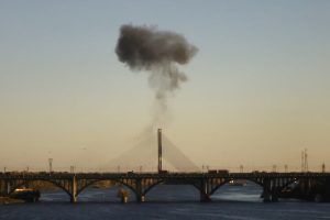 Rusia godet urën strategjike në Kiev, intensifikohen sulmet ndaj infrastrukturës ukrainase