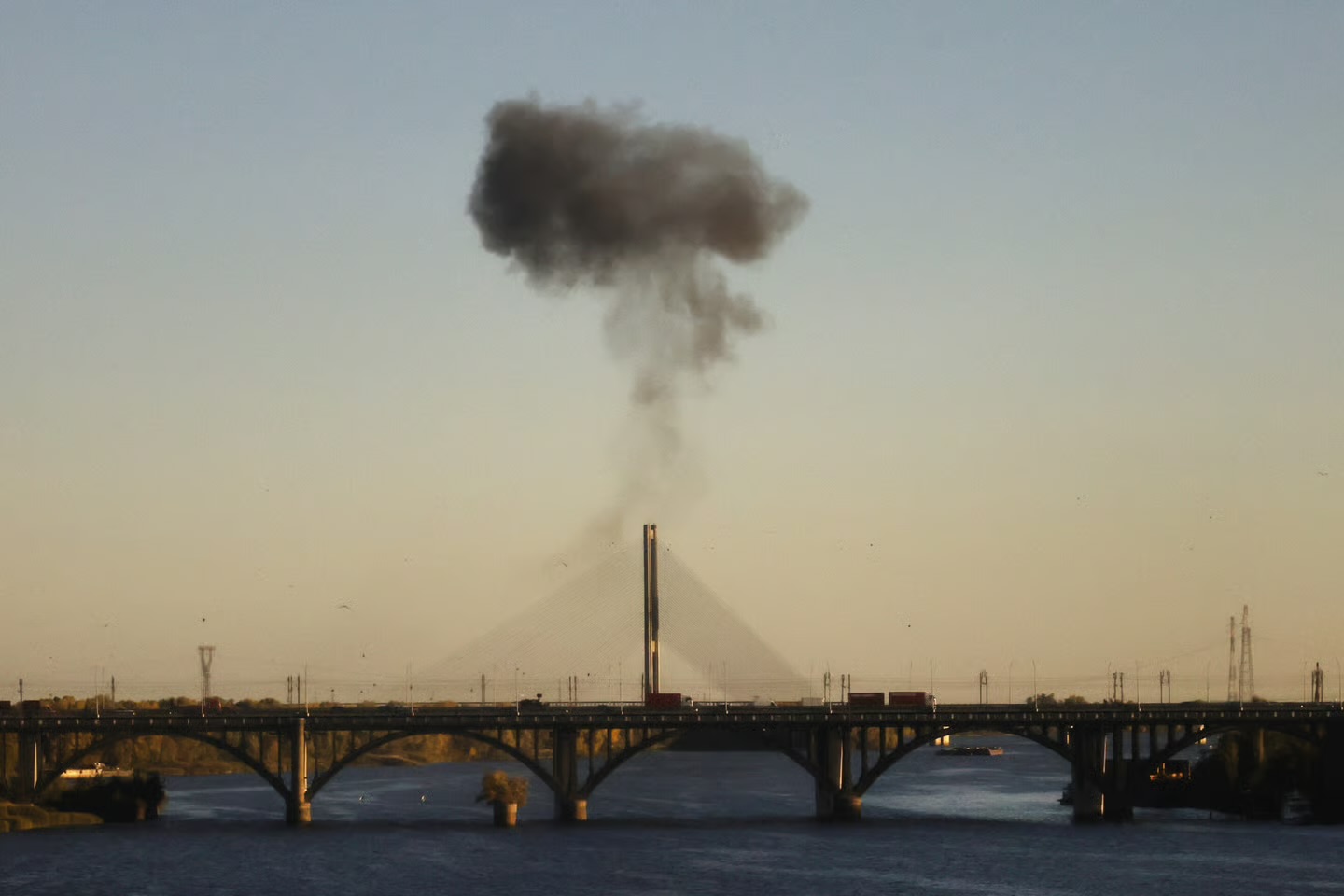 Rusia godet urën strategjike në Kiev, intensifikohen sulmet ndaj infrastrukturës ukrainase