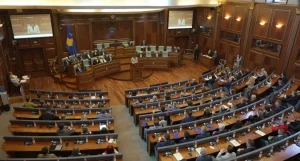 Specialja futet në Kuvend, seanca të hënën mes presionit për zgjedhjen e presidentit