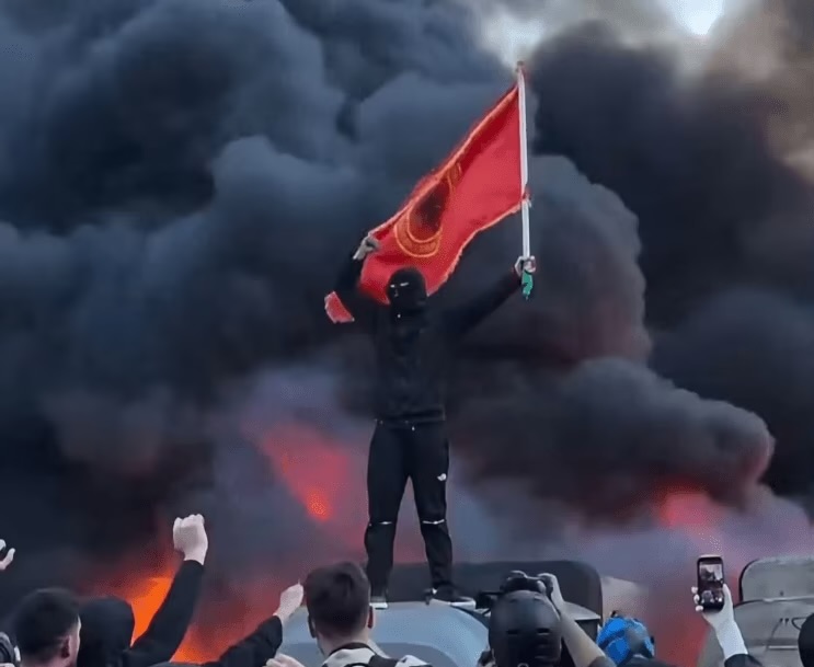Flamuri i UÇK-së në protestat e Tiranës, veteranët dënojnë përdorimin e tij në akte dhune