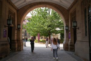 BE-ja shqyrton shtyrjen e marrëveshjes për tarifat studentore në Britani