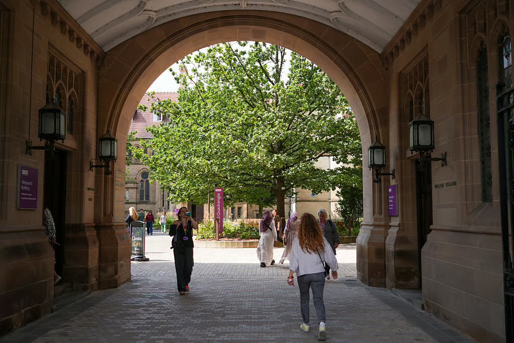 BE-ja shqyrton shtyrjen e marrëveshjes për tarifat studentore në Britani