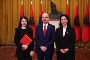 Adea Pirdeni betohet si ministre e Administratës Publike