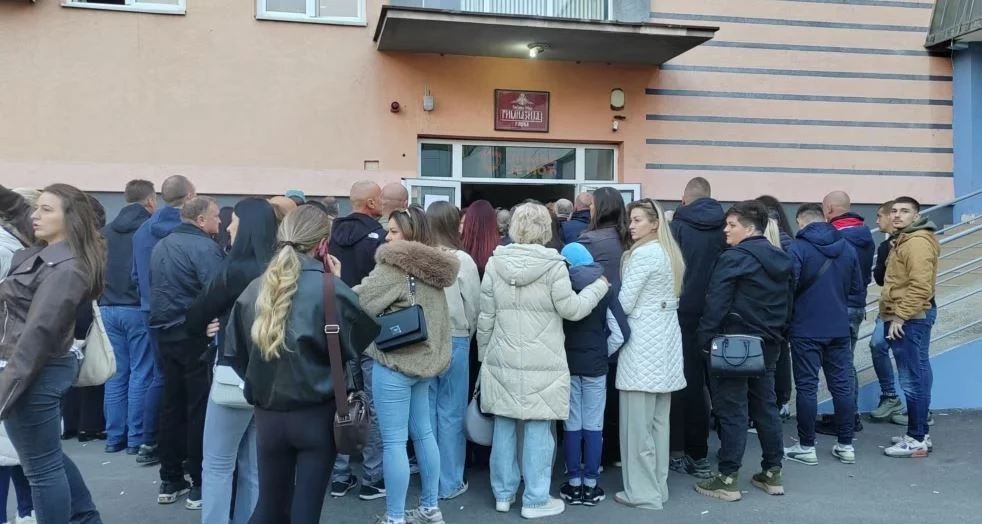 Serbët e Kosovës udhëtojnë për të votuar në Serbi: Presim paqe dhe stabilitet