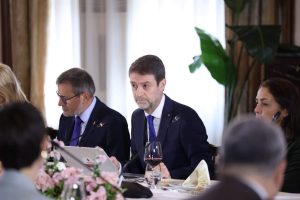 Hoxha takon ambasadorët e BE-së: Dialog, por jo me të përfshirët në dhunë
