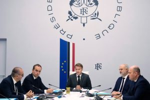 Franca shqyrtoi bllokimin e rrjeteve sociale gjatë protestave