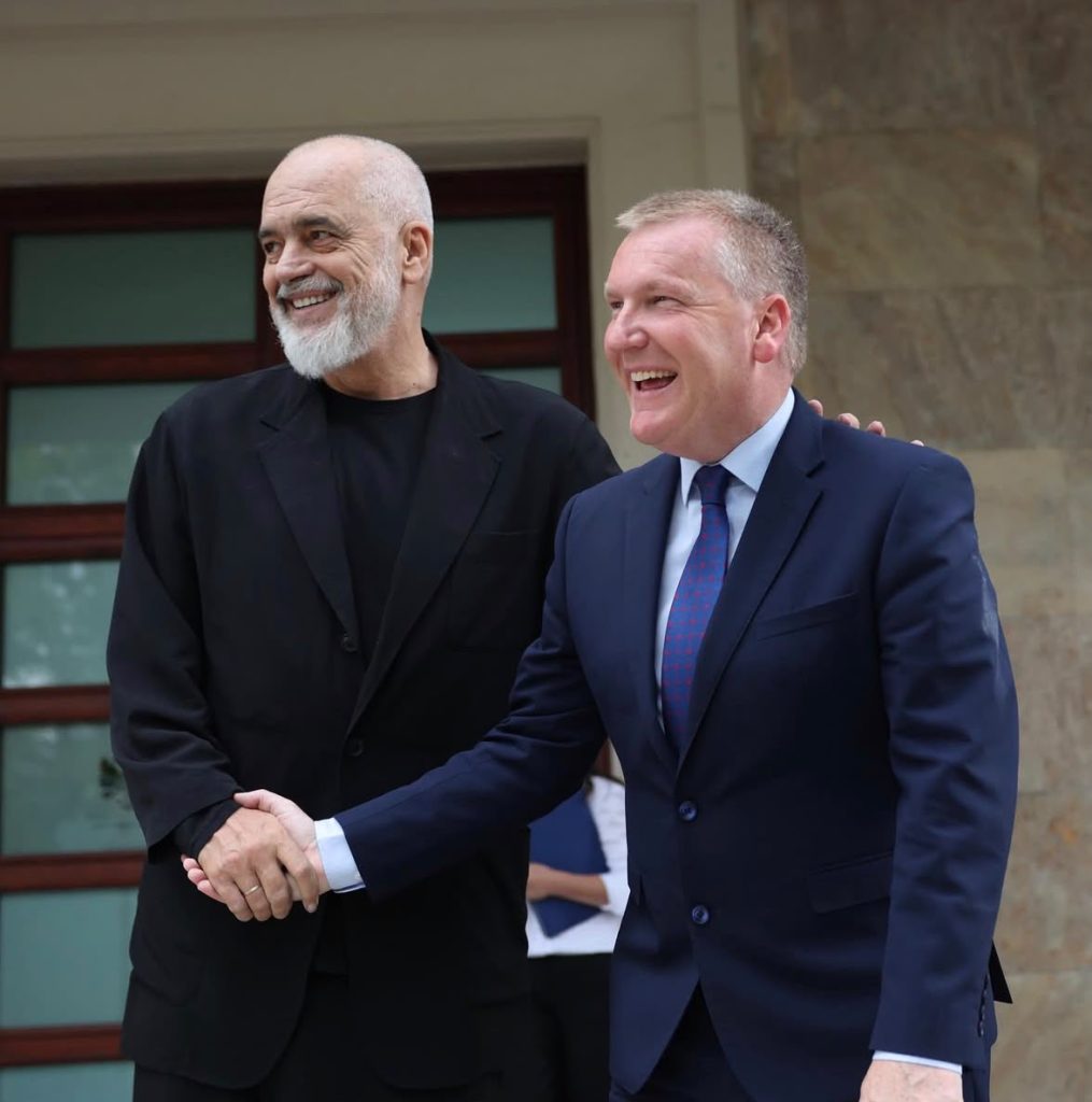 Komisioneri i BE-së pas takimit me Ramën: Shqipëria ndër vendet pararendëse të integrimit europian