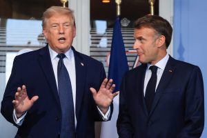Macron kundër Trump për trazirat: Komente të papranueshme dhe të pamenda