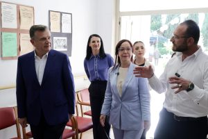 Balla dhe Spahiu vizitojnë të moshuarit në Kavajë: “Mosha e tretë ka nevojë për përkujdesje dhe dashuri”