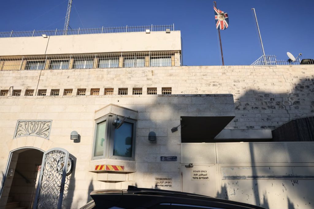 Britania dhe Izraeli arrijnë kompromis për konsullatën në Jerusalem, 20 diplomatë britanikë largohen