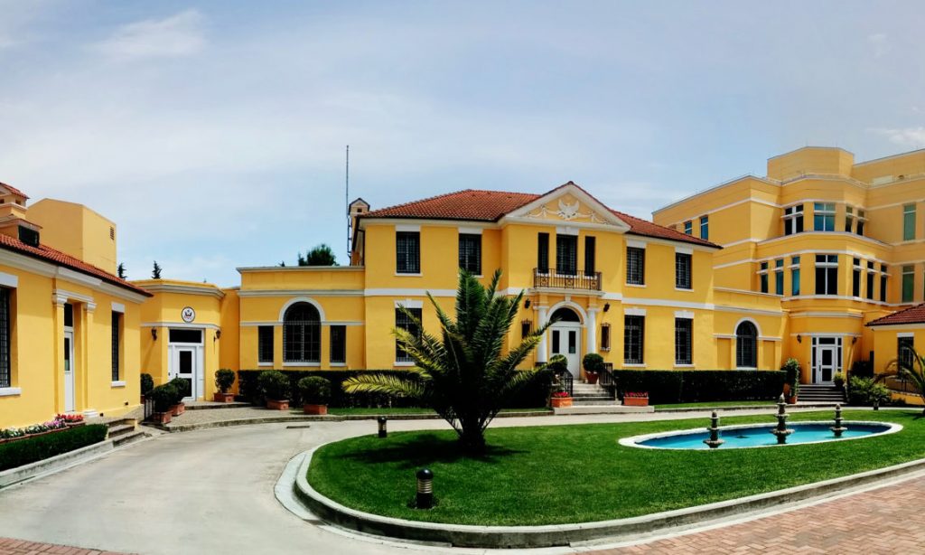 Ambasada amerikane paralajmëron qytetarët: Shmangni zonat e protestave