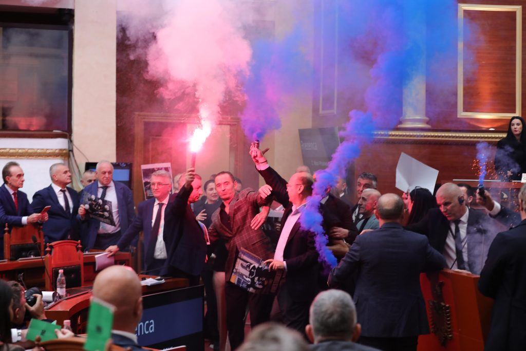 Flakadanë dhe tensione në Kuvend, Niko Peleshi përjashton 4 demokratë nga seanca