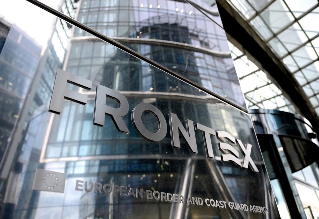 Frontex mbetet pa fonde, pezullon ndihmën për migrantët e dëbuar nga BE-ja
