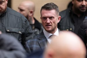 Farage: Pëlqimet për Tommy Robinson nuk pengojnë kandidimin në Reform UK
