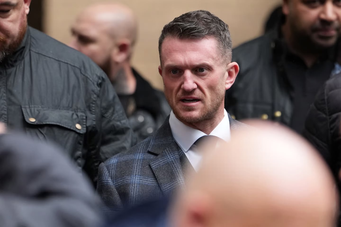 Farage: Pëlqimet për Tommy Robinson nuk pengojnë kandidimin në Reform UK