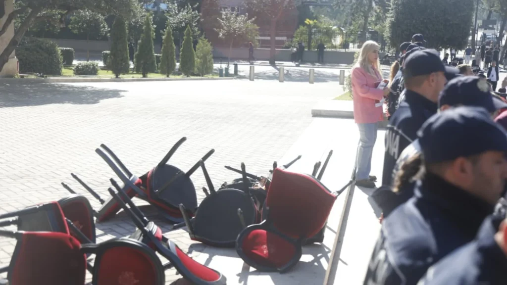Studentët grisin letrat “dialog” para Kryeministrisë, përballje me kreun e MIA-s