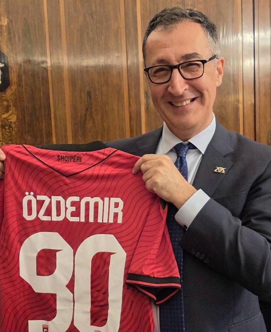 “Kryeministri i Landit të Baden-Württemberg Cem Özdemir bëhet kuq e zi”/ Balla: Forcojmë miqësinë dhe bashkëpunimin shqiptaro-gjerman edhe në nivel të landeve