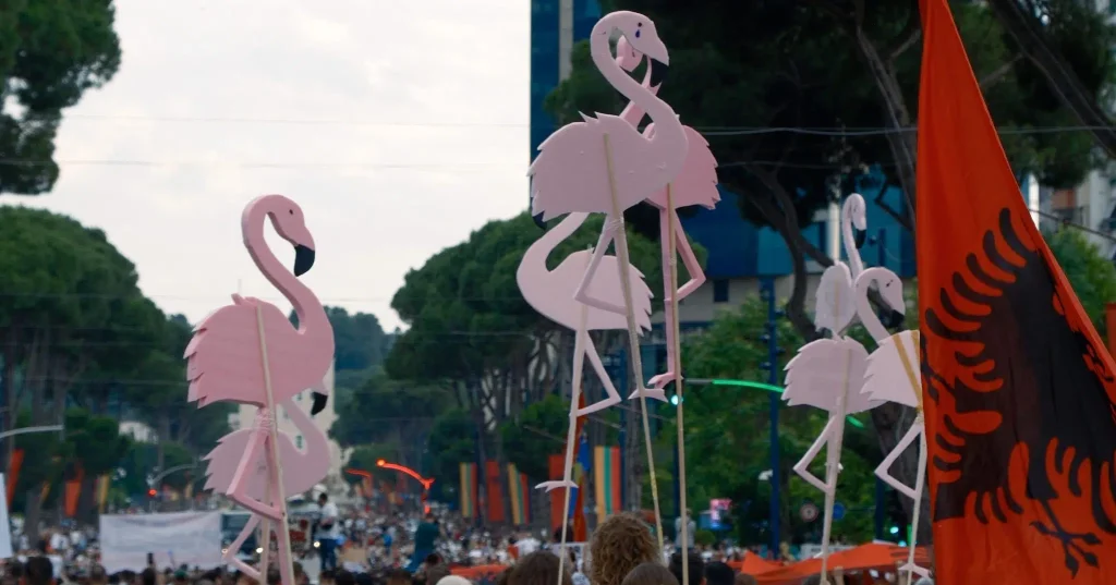 Nga këmishëkafenjtë e Hitlerit te flamingot rozë