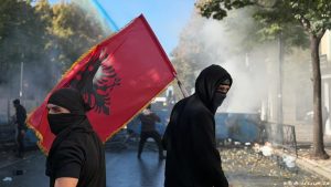 Protestat e dhunshme në Tiranë, Brozi thirrje studentëve: Mbani larg Sali Berishën dhe klanin e tij kriminal